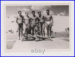 Amazing Muscle Guys Few Men withTrunks Swimmers Gay Int. Vintage Orig Photo 62467