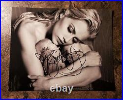 BRITTANY MURPHY ORIGINAL HAND SIGNED / AUTOGRAPHED 8x10 B&W PHOTO withCOA MINT