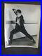 Bruce-Lee-as-Kato-Posed-in-Basic-Kung-Fu-Position-Vintage-Press-Photograph-01-laqe