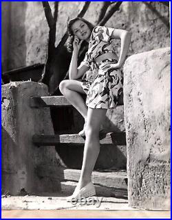 Gene Tierney (1940s)? Original Vintage Stylish Leggy Cheesecake Photo K 348