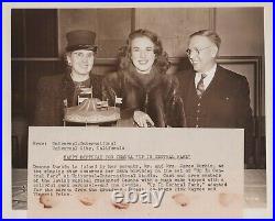 HOLLYWOOD BEAUTY Deanna Durbin STYLISH POSE STUNNING PORTRAIT 1948 PHOTO J 11