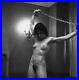 Helmut-Newton-Nude-of-Lisa-Lyon-with-Chains-Paris-1980-01-lvnh