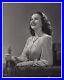 Hollywood-Beauty-DEANNA-DURBIN-1941-STYLISH-POSE-STUNNING-PORTRAIT-Photo-703-01-wo