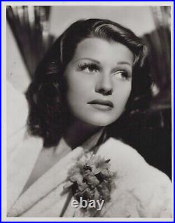 Hollywood Beauty RITA HAYWORTH 1940s STYLISH POSE STUNNING PORTRAIT Photo 703