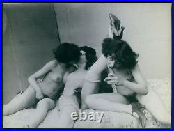 J medium size French nude woman Lesbian girls original 1920 gelatin silver photo