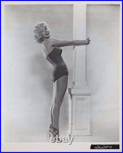 Marilyn Monroe (1950s)? Sensual Barefoot Leggy Cheesecake Vintage Photo K 244