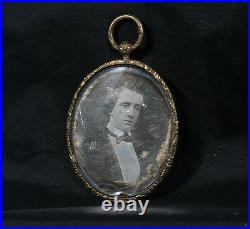 PENDANT With DAGUERREOTYPE PORTRAIT OF YOUNG WELL-DRESSED MAN