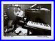 Tom-Waits-1980-original-black-and-white-photograph-by-Henry-Diltz-signed-RARE-01-yq