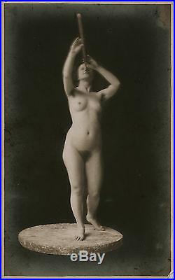 Vintage Photo Of Nude Model In Art Class
