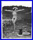 YGST-1303-VINTAGE-1960s-B-W-8X10-ART-POSED-NUDE-MODEL-OUTDOORS-BY-SERGE-JACQUES-01-xxn